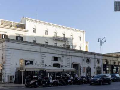 Nel nostro viaggio partiamo da corso Vittorio Emanuele, via dalla quale ci fermiamo ad ammirare la facciata di Palazzo Miramare...